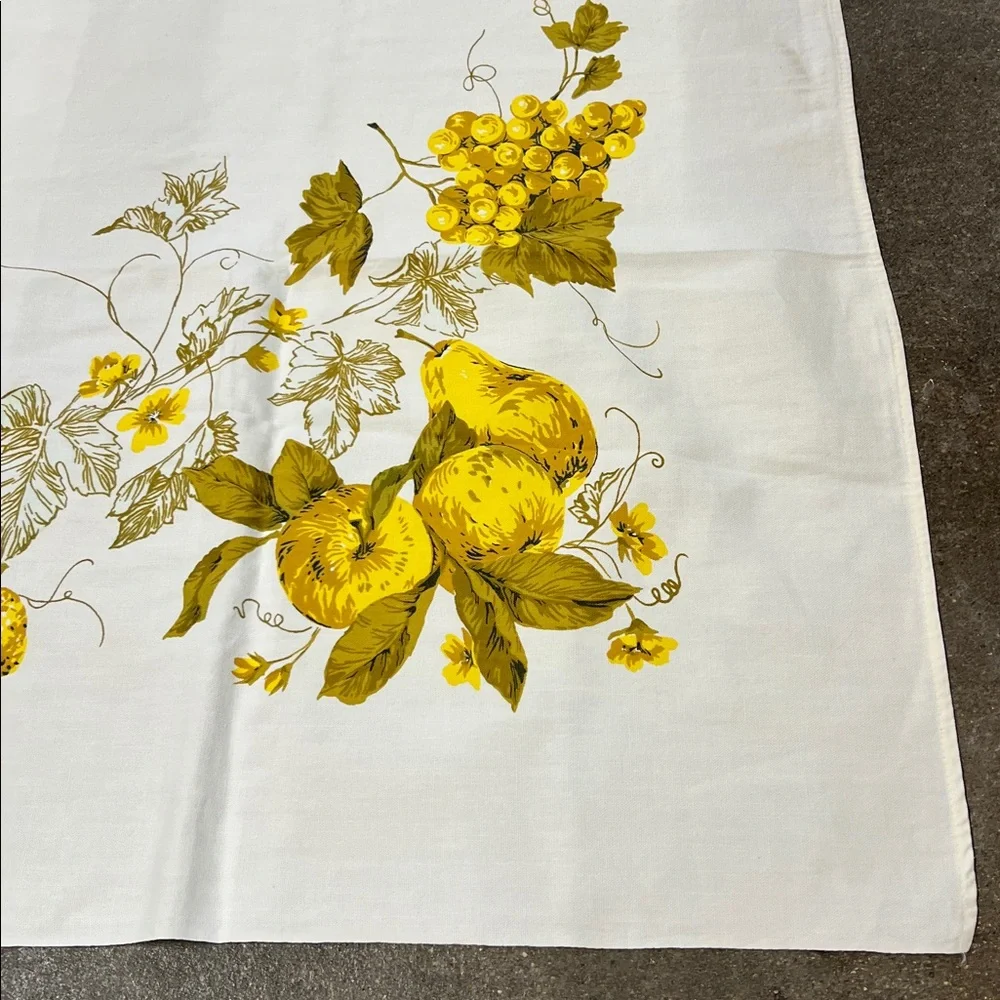 Vintage Tablecloth perfect size & the gold apples & berries are beautiful Soft